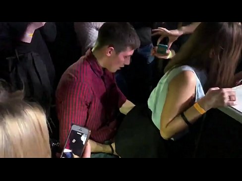 ❤️ Ubulili bangempela ku-nightclub yaseRussia. Intombazane yaseRussia eneminyaka engu-18 ubudala ingene endunu nasesithweni sangasese e-nightclub Ividiyo yokubhebhana  ku-porn zu.pornpictureshq.ru ☑